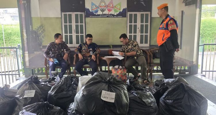 KAI Daop 1 Jakarta Salurkan Barang Temuan Kedaluwarsa ke Yayasan Sosial untuk Kemanfaatan Masyarakat. Foto: viralsumsel.com