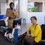 Peringati Hari Pahlawan, Frontliner KAI Sumut Kenakan Kostum Pejuang dan Bagikan Hadiah. Foto : viralsumsel.com