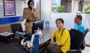 Peringati Hari Pahlawan, Frontliner KAI Sumut Kenakan Kostum Pejuang dan Bagikan Hadiah. Foto : viralsumsel.com