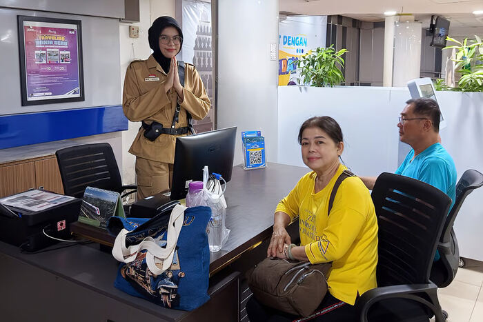 Peringati Hari Pahlawan, Frontliner KAI Sumut Kenakan Kostum Pejuang dan Bagikan Hadiah. Foto : viralsumsel.com