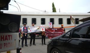 KAI Daop 8 Surabaya dan Komunitas Java Train Gelar Sosialisasi Keselamatan di Perlintasan Sebidang Peringati Hari Pahlawan. Foto: viralsumsel.com KAI Daop 8 Surabaya dan Komunitas Java Train Gelar Sosialisasi Keselamatan di Perlintasan Sebidang Peringati Hari Pahlawan. Foto: viralsumsel.com