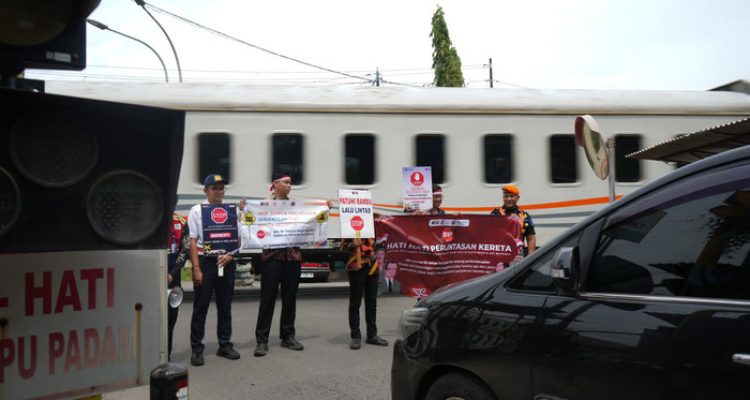 KAI Daop 8 Surabaya dan Komunitas Java Train Gelar Sosialisasi Keselamatan di Perlintasan Sebidang Peringati Hari Pahlawan. Foto: viralsumsel.com