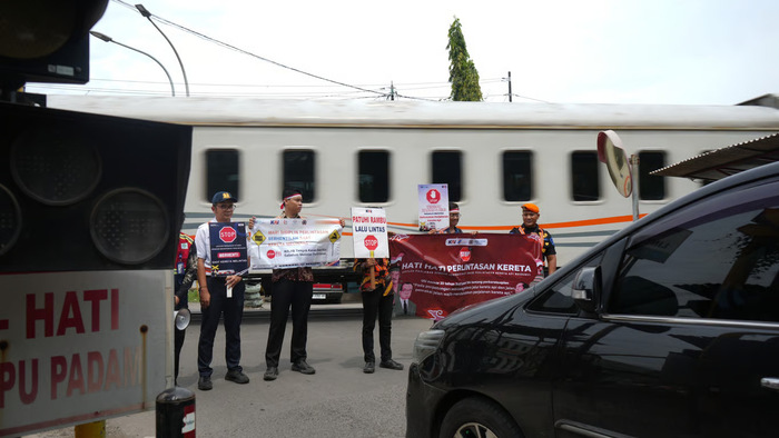 KAI Daop 8 Surabaya dan Komunitas Java Train Gelar Sosialisasi Keselamatan di Perlintasan Sebidang Peringati Hari Pahlawan. Foto: viralsumsel.com