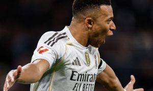 Selebrasi-Gol-Mbappe-Real-Madrid-vs-Valencia Mbappe Borong Dua Gol, Real Madrid Libas Valencia 4-0 di Santiago Bernabeu