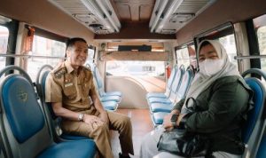 Tinggalkan Mobil Dinas, Ratu Dewa Naik Teman Bus Menuju Kantor: Teladan ASN Palembang