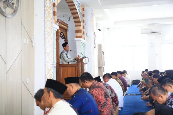 Gubernur Sumatera Selatan Herman Deru mengajak ASN untuk menjaga kekompakan dan profesionalisme dalam menjalankan pemerintahan. Ia menekankan pentingnya kerja kolektif, efisiensi anggaran, dan fokus pada kesejahteraan masyarakat.