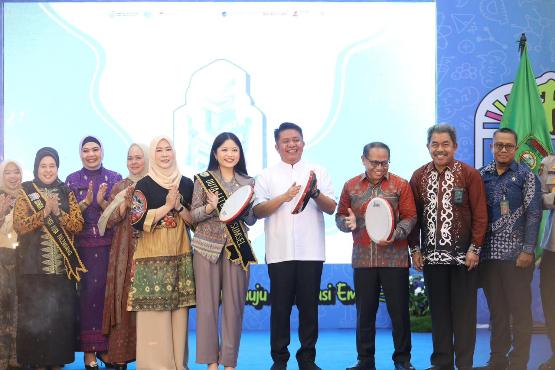 Gubernur Sumatera Selatan Herman Deru membuka Festival Literasi Sumsel 2025 dan menegaskan bahwa literasi merupakan fondasi peradaban modern. Ia mengajak masyarakat memperluas makna literasi dan mengedepankan etika dalam dunia digital.