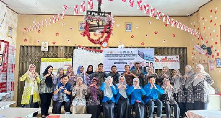 Dosen PGSD FKIP Unsri Latih Guru SD Sakatiga Seberang Susun Pedoman Praktikum IPA untuk Melatih Berpikir Kritis