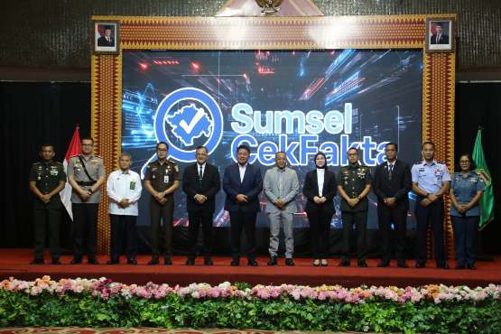 Siap Perangi Hoaks, Gubernur Herman Deru Lantik 72 Anggota Bakohumas & Resmikan Platform “Sumsel Cek Fakta”