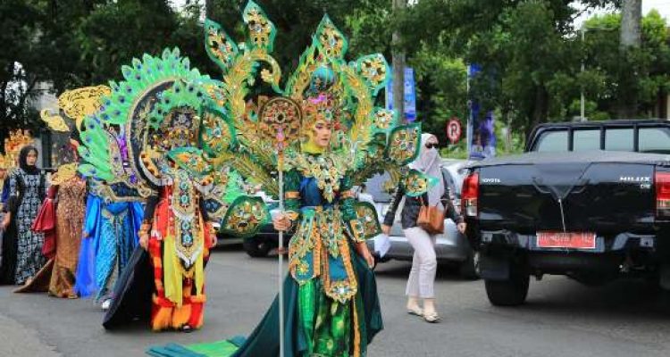 Sekda Sumsel Edward Candra Lepas Karnaval Seni Budaya Pelajar, Kreativitas Generasi Muda Jadi Sorotan