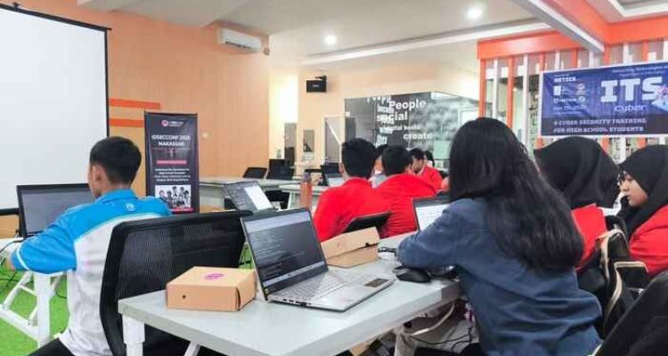 Workshop IDSECCONF 2025 Perkuat Kompetensi Cybersecurity Pelajar, Telkom AI Connect Makassar Berikan Dukungan Penuh. Foto: viralsumsel.com