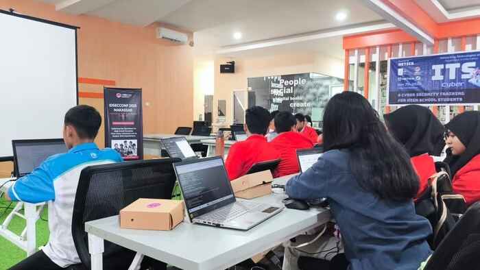 Workshop IDSECCONF 2025 Perkuat Kompetensi Cybersecurity Pelajar, Telkom AI Connect Makassar Berikan Dukungan Penuh. Foto: viralsumsel.com