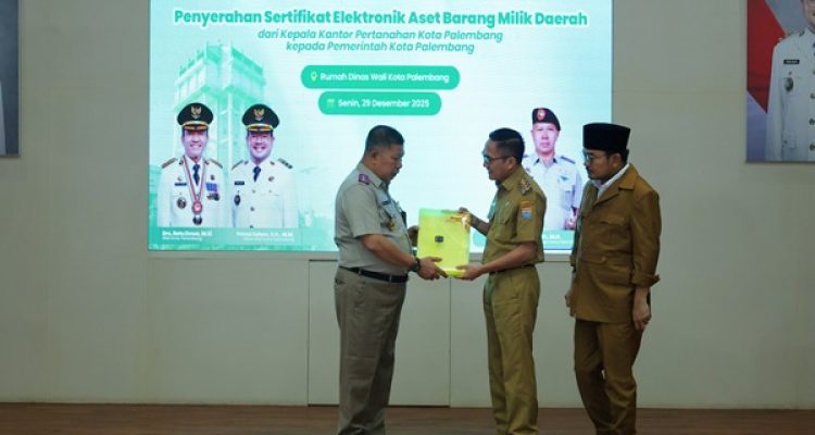 Kantor Pertanahan Palembang Serahkan 30 Sertifikat Elektronik Aset Daerah ke Pemkot Palembang