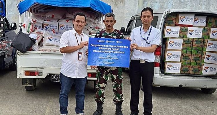BRI Danareksa Sekuritas Salurkan Bantuan Paket Sembako untuk Masyarakat Terdampak Banjir Sumatera. Foto: viralsumsel.com