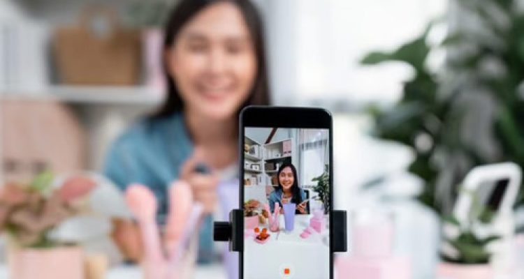 Bikin Iklan Pakai Smartphone. Foto : viralsumsel.com