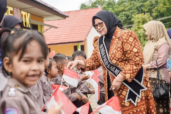 Bunda PAUD Muba Tinjau Sekolah Penerima MBG dan Dapur SPPG Polres Muba