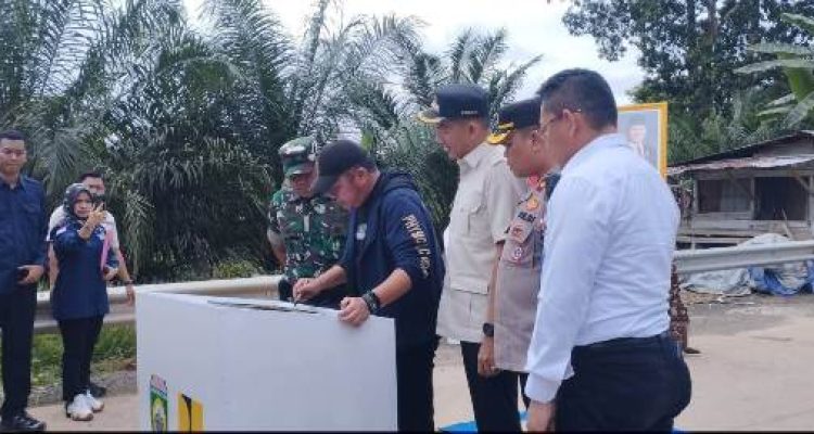 Bupati PALI Dampingi Gubernur Sumsel Tinjau Peningkatan Jalan Strategis Simpang Benakat–Batas MUBA