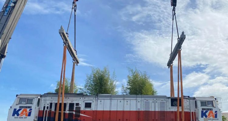 Dukung Kelancaran Peningkatan Mobilitas Masyarakat, KAI Logistik Kirim 7 Lokomotif ke Jawa. Foto: viralsumsel.com