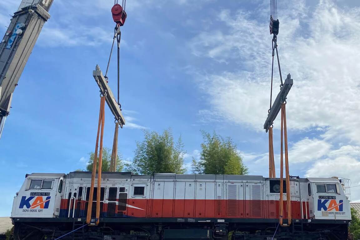 Dukung Kelancaran Peningkatan Mobilitas Masyarakat, KAI Logistik Kirim 7 Lokomotif ke Jawa. Foto: viralsumsel.com