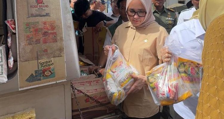 Eva Susanti Pantau Operasi Pasar Murah dan Pelayanan Terpadu di Desa Merah Mata Banyuasin