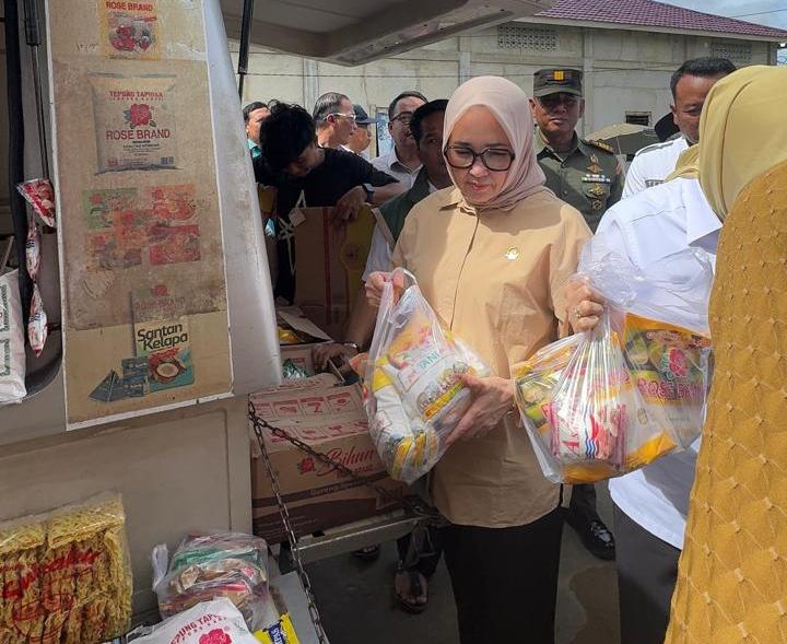 Eva Susanti Pantau Operasi Pasar Murah dan Pelayanan Terpadu di Desa Merah Mata Banyuasin