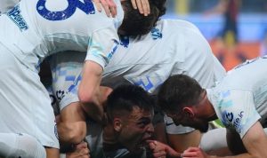 Genoa-vs-Inter-Liga-Italia Inter Milan Gusur AC Milan dari Puncak Serie A