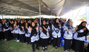 Herman-Deru-Guru-OKU-Timur Herman Deru: Keikhlasan dan Istiqomah Guru Jadi Pondasi Pendidikan Berkualitas di Sumsel