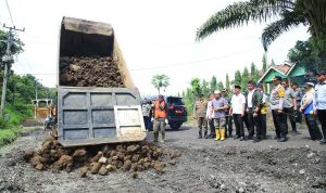 Hari Libur Tetap Turun Lapangan, Herman Deru Tinjau Jalan Rusak Sekayu–Lubuk Linggau di Musi Rawas