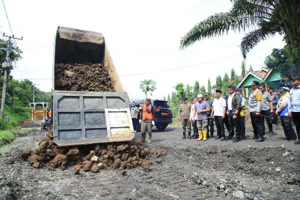 Hari Libur Tetap Turun Lapangan, Herman Deru Tinjau Jalan Rusak Sekayu–Lubuk Linggau di Musi Rawas