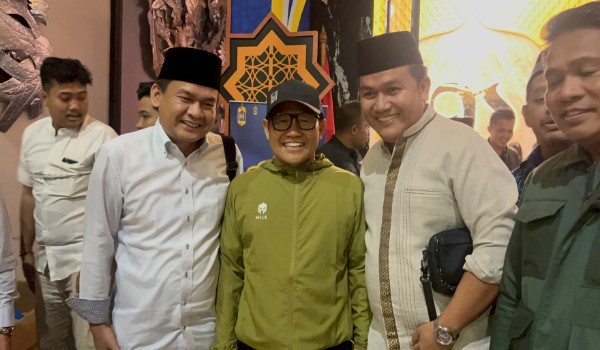 H. Ahmad Zarkasih disuatu momen bersama Ketua umum Partai Kebangkitan Bangsa (PKB) H. Muhaimin Iskandar (Cak Imin). Foto : Nto