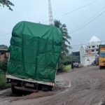 Jalan Rusak di Beruge Kian Parah, Fuso Tersangkut dan Arus Lalu Lintas Lumpuh Berjam-Jam