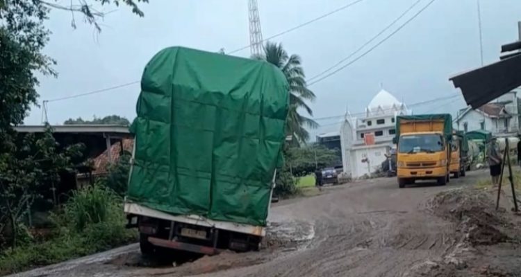 Jalan Rusak di Beruge Kian Parah, Fuso Tersangkut dan Arus Lalu Lintas Lumpuh Berjam-Jam