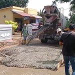 Suasana Pengecoran Jalan Margo Mulyo (PU) di Desa Sungai Pinang Kecamatan Rambutan Kabupaten Banyuasin. Foto : Ist