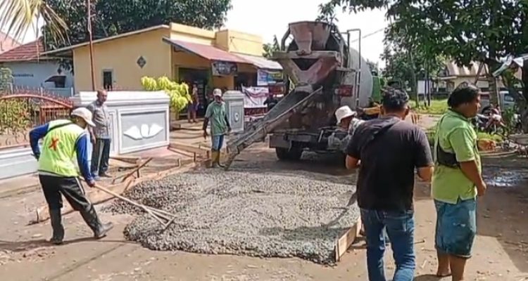 Suasana Pengecoran Jalan Margo Mulyo (PU) di Desa Sungai Pinang Kecamatan Rambutan Kabupaten Banyuasin. Foto : Ist