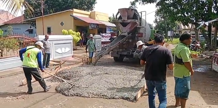 Suasana Pengecoran Jalan Margo Mulyo (PU) di Desa Sungai Pinang Kecamatan Rambutan Kabupaten Banyuasin. Foto : Ist