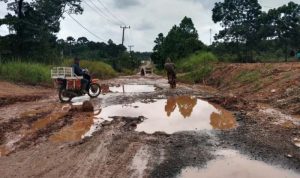 Jalan-Rusak-Muba Truk Minyak dan Batu Bara Diduga Jadi Biang Kerusakan Jalan Desa Macang Sakti–Ulak Embacang di Muba