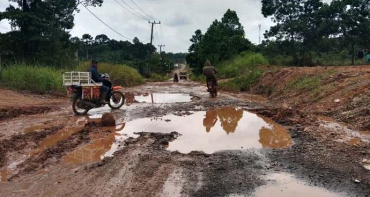 Truk Minyak dan Batu Bara Diduga Jadi Biang Kerusakan Jalan Desa Macang Sakti–Ulak Embacang di Muba