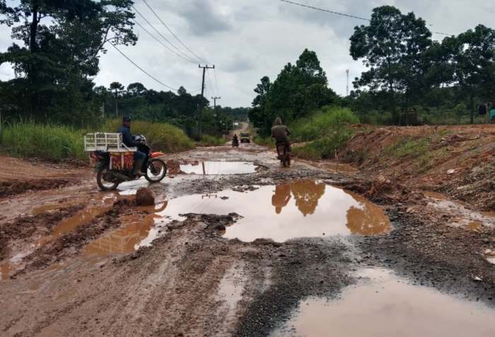 Truk Minyak dan Batu Bara Diduga Jadi Biang Kerusakan Jalan Desa Macang Sakti–Ulak Embacang di Muba