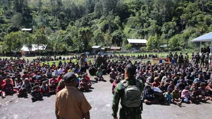 Jelang Natal, Pangkogabwilhan III Hadiri Tradisi Bakar Batu di Tanah Papua. Foto : viralsumsel.com