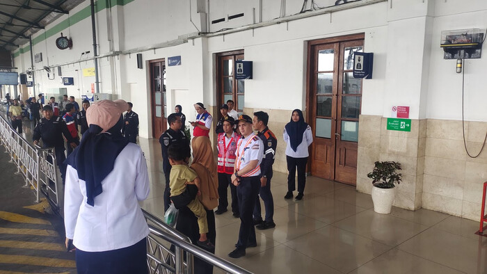 KAI Daop 7 Madiun Layani Penumpang pada Hari Pertama Angkutan Nataru 2025. Foto: viralsumsel.com
