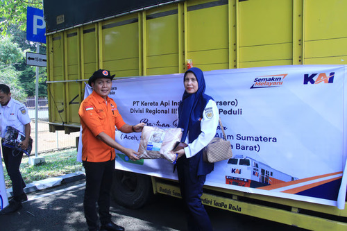 KAI Divre III Palembang Kirimkan Bantuan Kemanusiaan Untuk Bencana Alam Sumatera. Foto : viralsumsel.com
