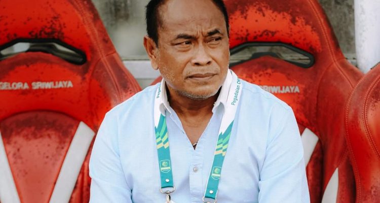 Kas Hartadi Tegaskan Profesionalisme Jelang Duel PSMS Medan vs Sriwijaya FC: Tak Masalah Hadapi Putra Sendiri