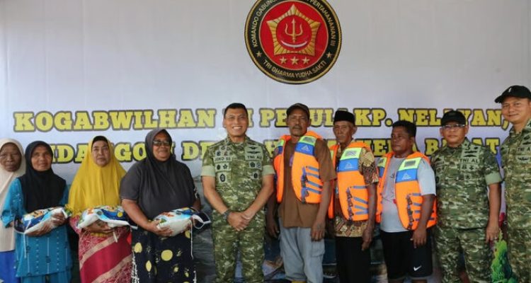 Kogabwilhan III Salurkan Bantuan Sembako dan Life Vest kepada Nelayan di Maluku Utara. Foto : viralsumsel.com