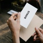 Memaksimalkan Bonus Akhir Tahun. Foto : viralsumsel.com