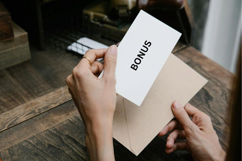 Memaksimalkan Bonus Akhir Tahun. Foto : viralsumsel.com
