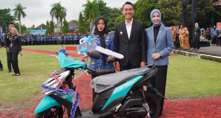 Delapan Tahun Mengabdi sebagai Honorer, Nurmala Pulang dari Pelantikan PPPK Bawa Hadiah Motor dari Bupati OKI