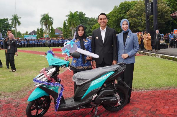 Delapan Tahun Mengabdi sebagai Honorer, Nurmala Pulang dari Pelantikan PPPK Bawa Hadiah Motor dari Bupati OKI