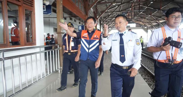 Pastikan Keandalan Prasarana dan Pelayanan Optimal Jelang Nataru 2025/26, KAI Bersama KNKT dan DJKA Kemenhub Lakukan Inspeksi. Foto: viralsumsel.com
