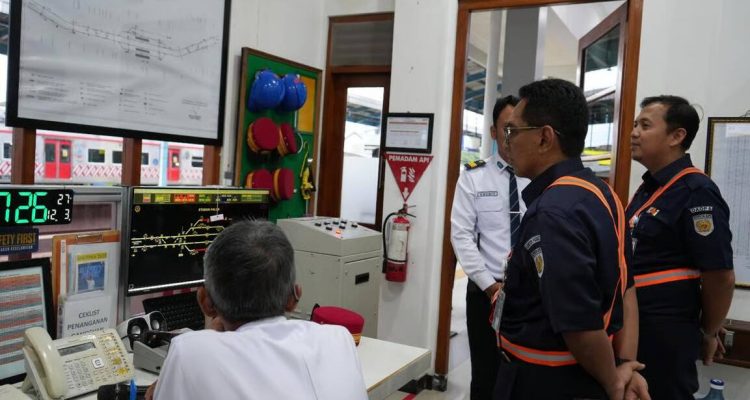 Pastikan Operasional KA Tetap Aman Memasuki Musim Penghujan dan Jelang Masa Nataru, KAI Daop 6 Yogyakarta Lakukan Inspeksi Lintas. Foto: VRITIMES.com