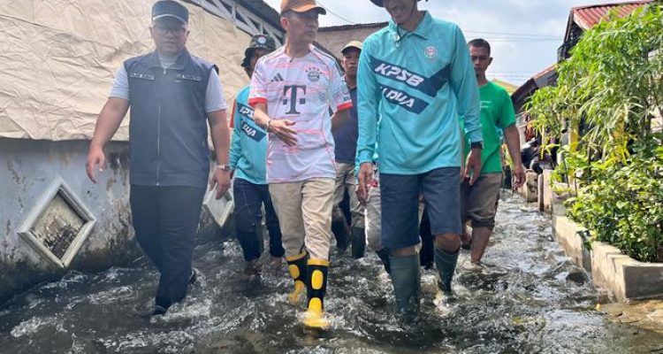 Wali Kota Ratu Dewa Tinjau Genangan Air di SU II, Kerahkan PUPR dan Serahkan Bantuan untuk Warga